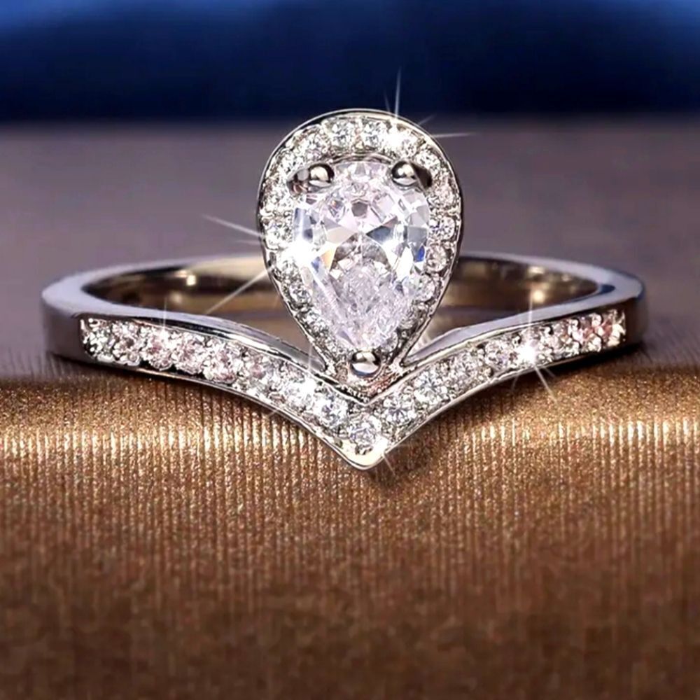 Eye catching beautiful diamond wedding ring sz 8